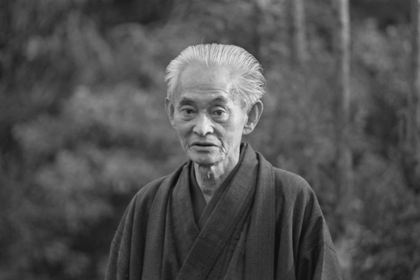 L'écrivain japonais Yasunari Kawabata (1899 - 1972), ici en 1968.