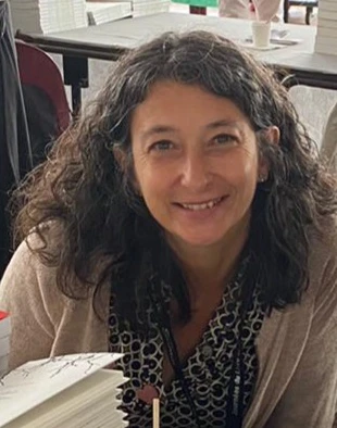 Une image contenant Visage humain, personne, habits, sourire

Le contenu généré par l’IA peut être incorrect.